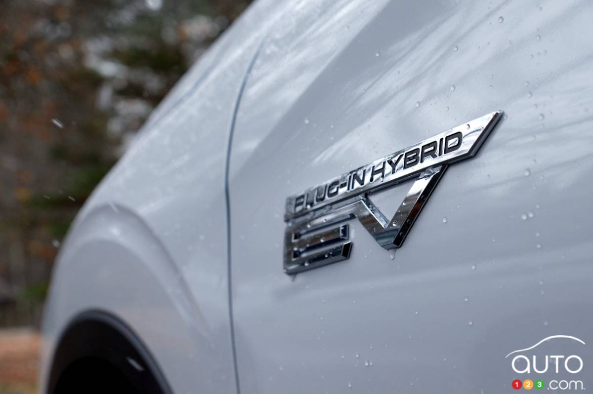 The 2024 Mitsubishi Outlander PHEV, hybrid badging