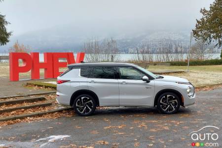 2023/24 Mitsubishi Outlander PHEV, profile