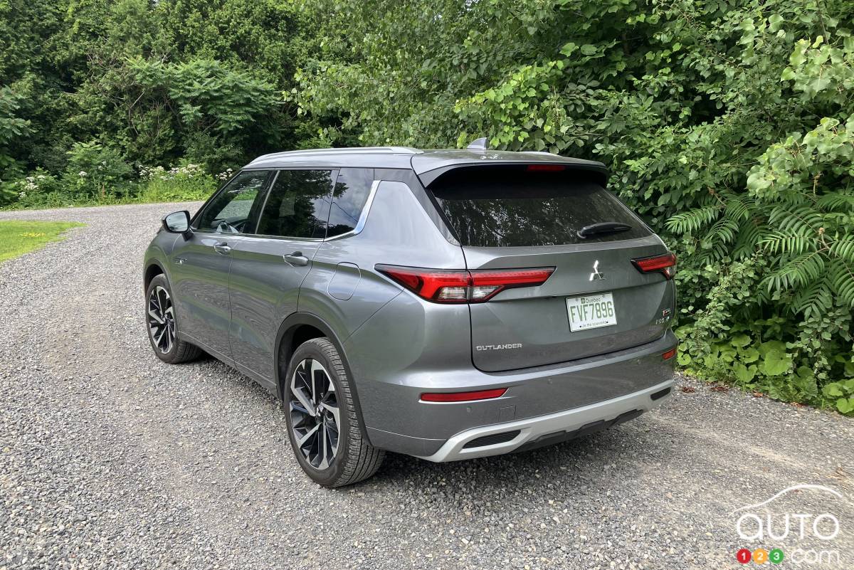 Le Mitsubishi Outlander PHEV 2024, trois quarts arrière