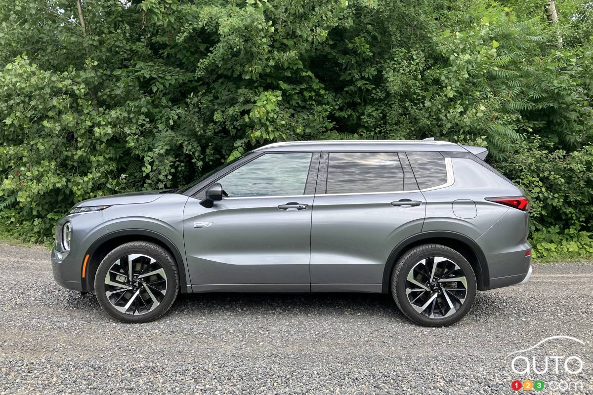 Le Mitsubishi Outlander PHEV 2024, de profil