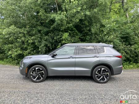 Le Mitsubishi Outlander PHEV 2024, de profil