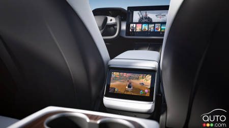 Tesla Model S, second-row screen
