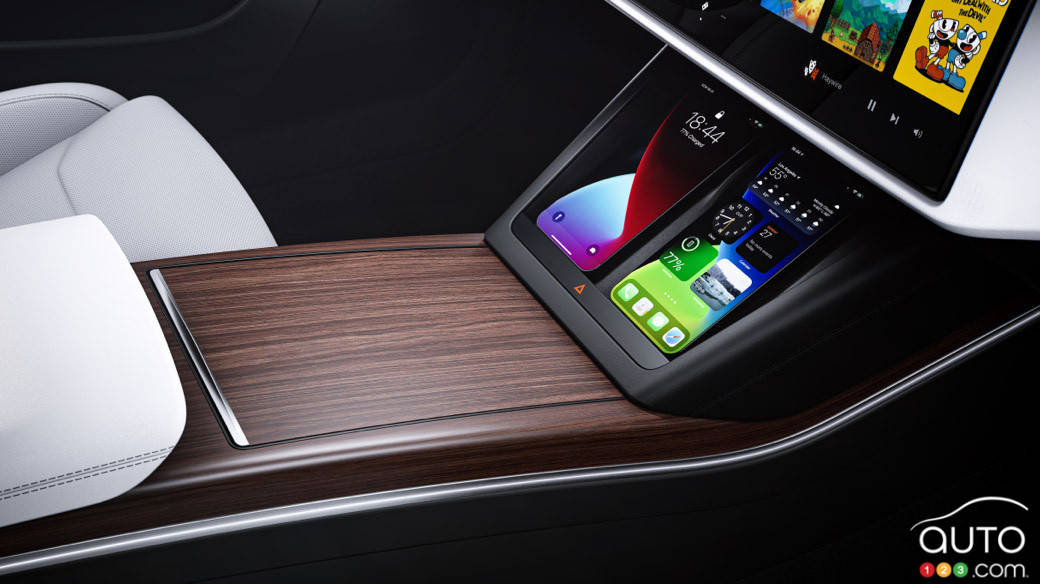 Tesla Model S,  chargement de téléphone