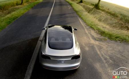 l'immense toit vitré de la Tesla Model 3