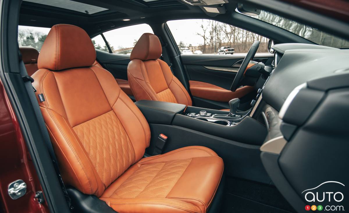 Nissan Maxima, première rangée de sièges