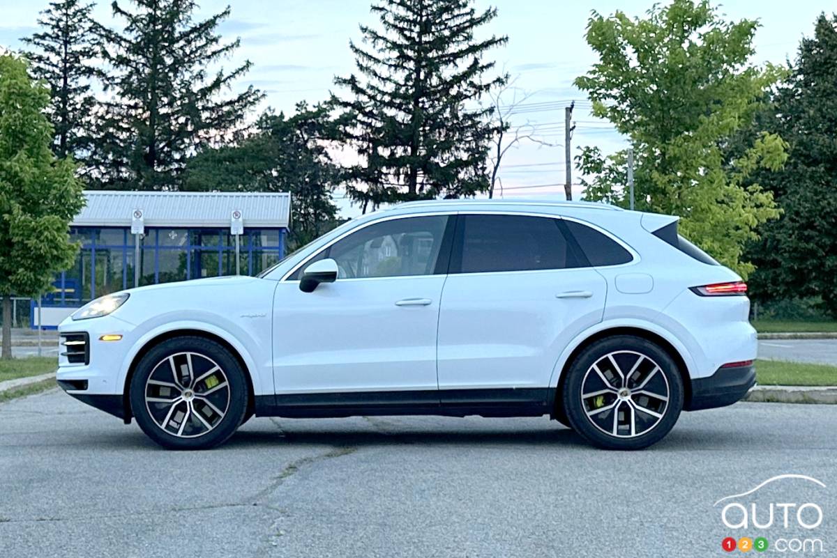 Porsche Cayenne S E-Hybrid 2024, de profil