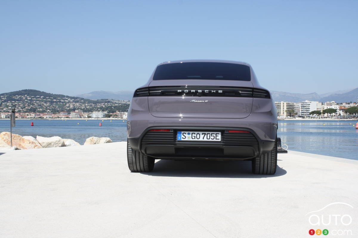 L'arrière du Porsche Macan EV 2025