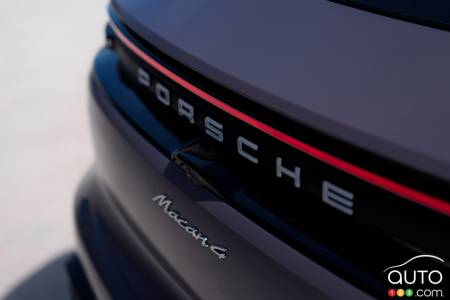 Porsche Macan EV 2025, logo