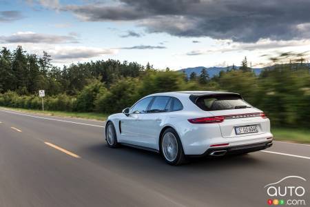 Porsche Panamera 4 e-hybrid Sport Turismo, three-quarters rear