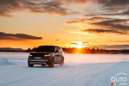 Le Range Rover Electric, au coucher du soleil