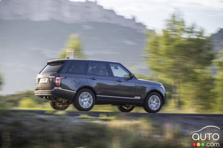 2014 Land Rover Range Rover HSE, in profile