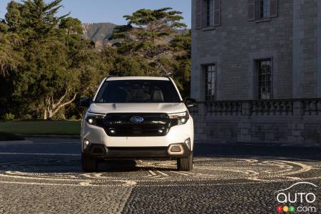 2025 Subaru Forester Sport, front