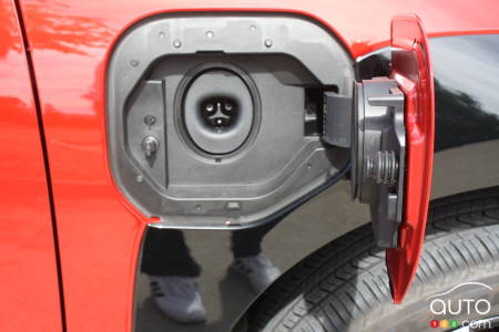 Toyota bZ 2026, charging port