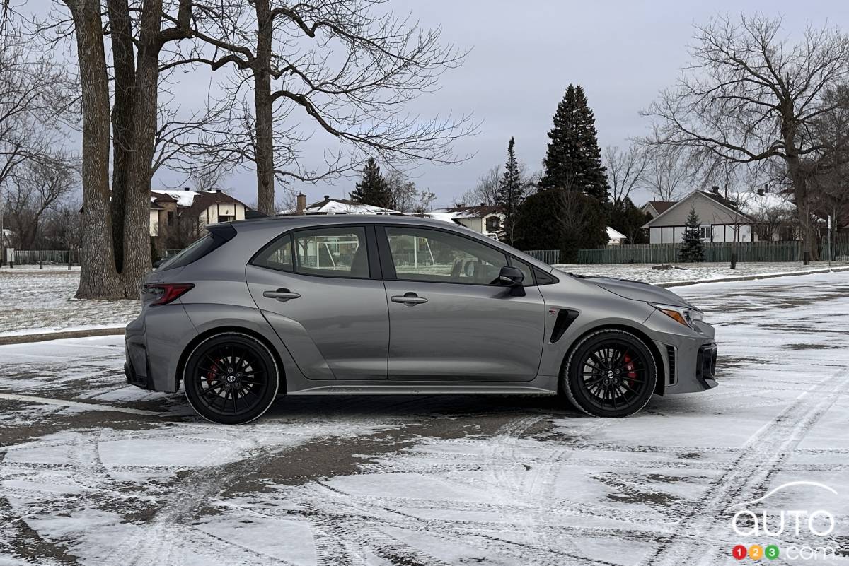 Toyota GR Corolla 2025, de profil