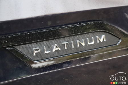 2024 Toyota Tundra Hybrid Platinum, Platinum badging