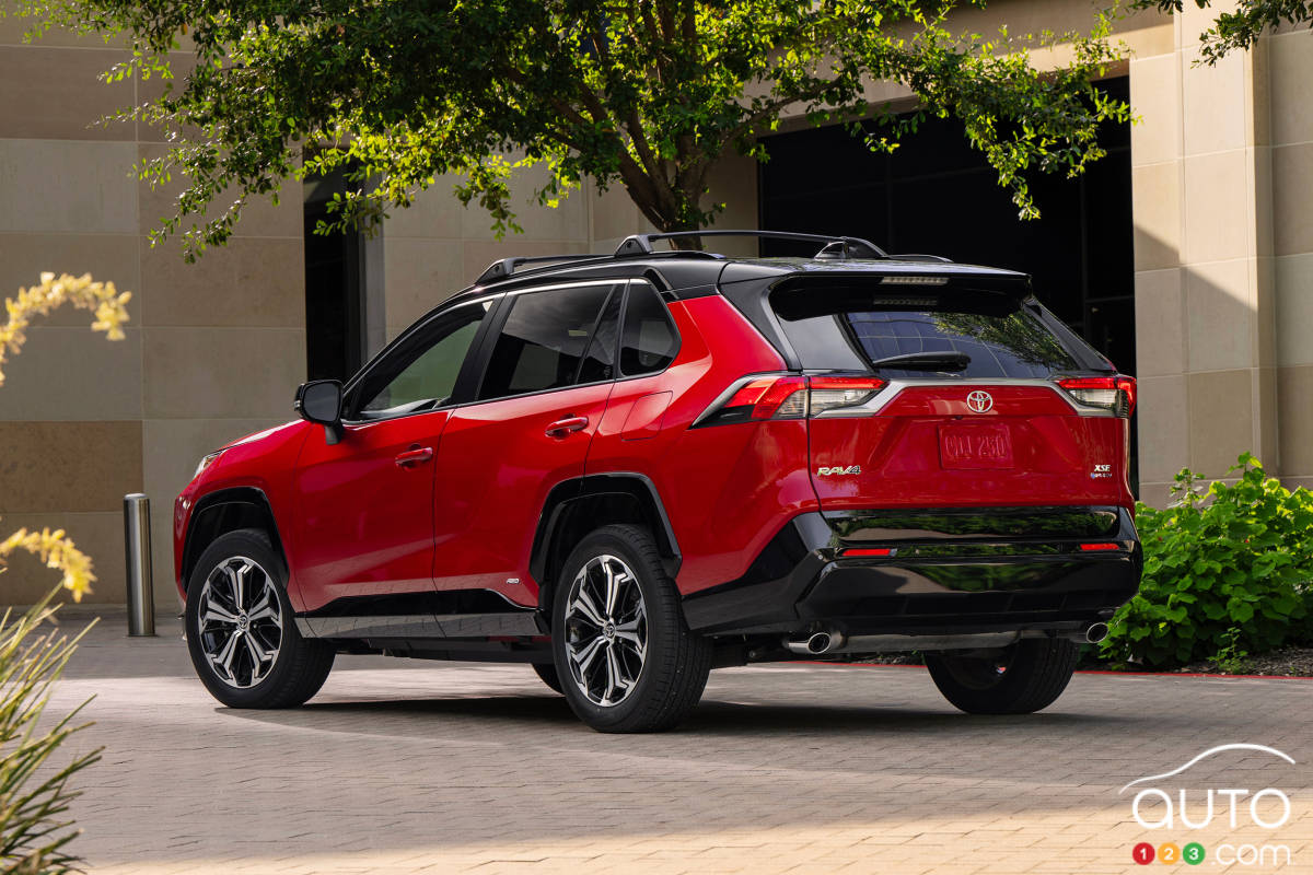 Toyota RAV4 PHEV 2025, trois quarts arrière