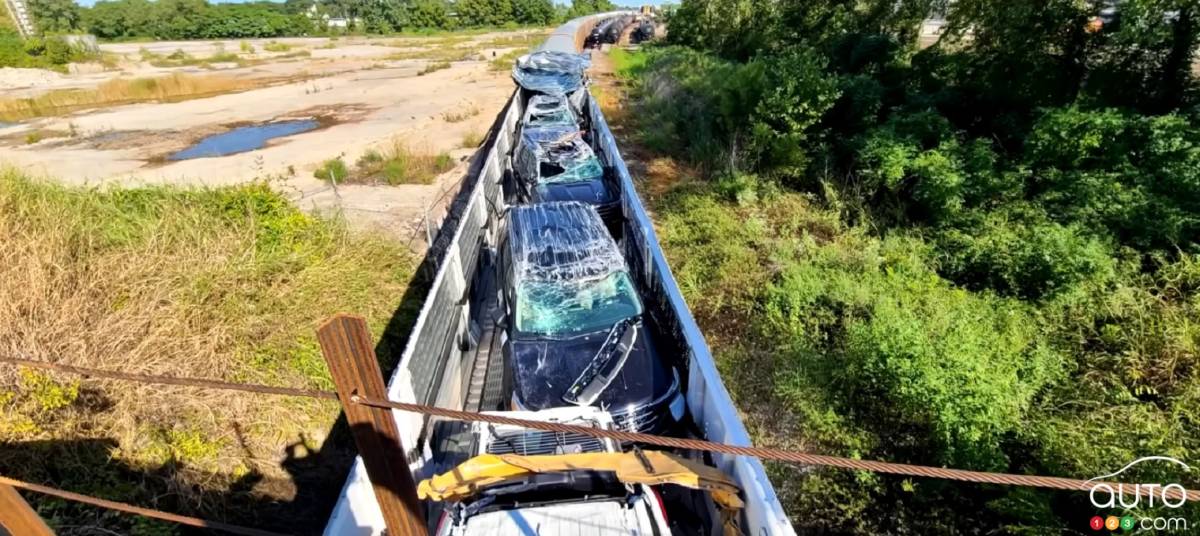 plusieurs - Un train décapités par un pont, plusieurs véhicules neufs complètement détruits. Train