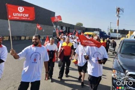 Unifor members demonstrating support in Edmonton