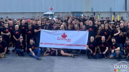 Unifor members at GM's Oshawa plant