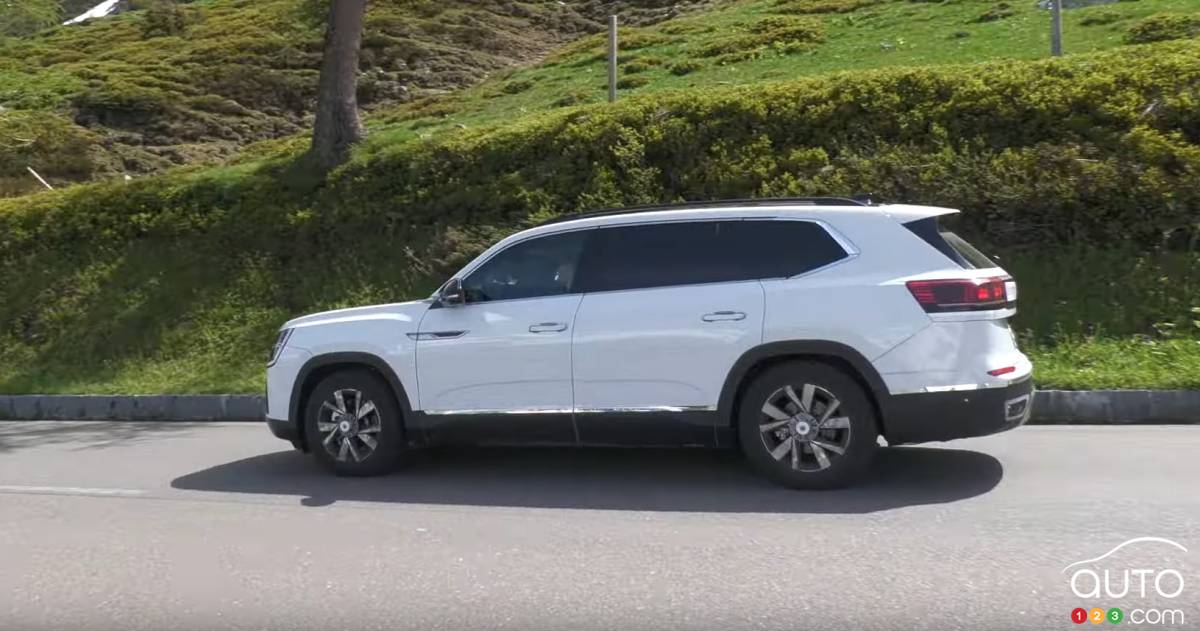 Volkswagen Atlas 2026, version prototype, de profil