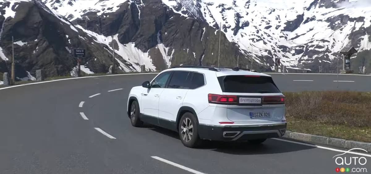 Volkswagen Atlas 2026, version prototype, trois quarts arrière