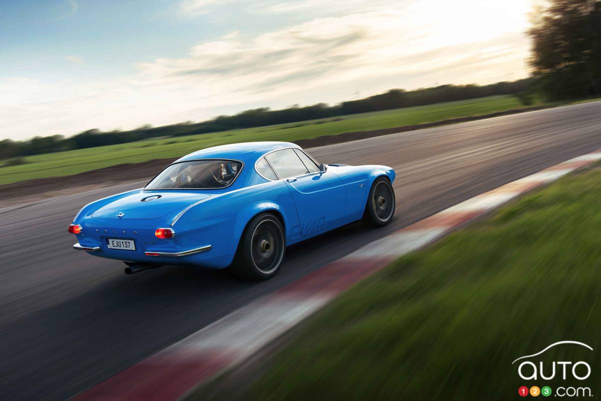 La P1800 moderne de Cyan Racing, trois quarts arrière