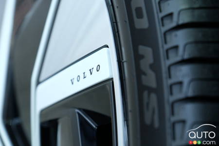 Le nom Volvo sur une roue du nouveau Volvo EX90