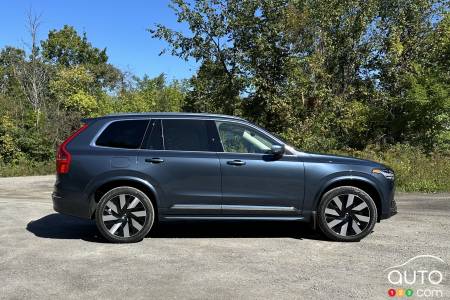 The 2025 Volvo XC90 T8, in profile