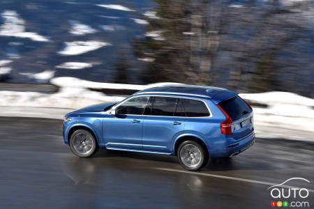 2020 Volvo XC90 T8 R-Design, on the road