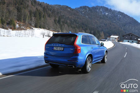 2020 Volvo XC90 T8 R-Design, three-quarters rear