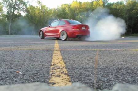 Vidéo de la BMW 1M Coupé faisant un show de boucane