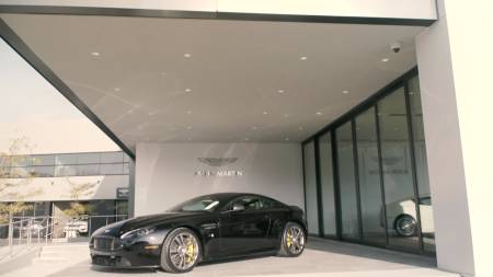 L’opulente salle d’exposition Bentley et Aston Martin chez Décarie Motors
