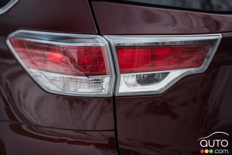2016 Toyota Highlander Hybrid tail light