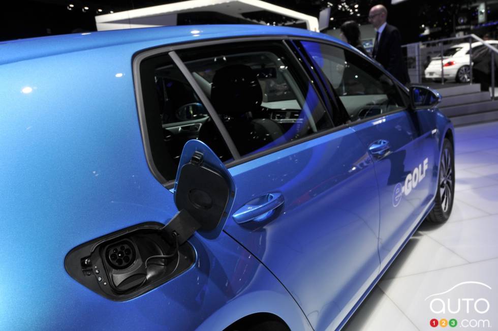 ce qui est normalement un bouchon d'essence est remplacé par une prise pour la recharge du véhicule