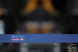 Logo Red Bull Racing sur une barrière de garage