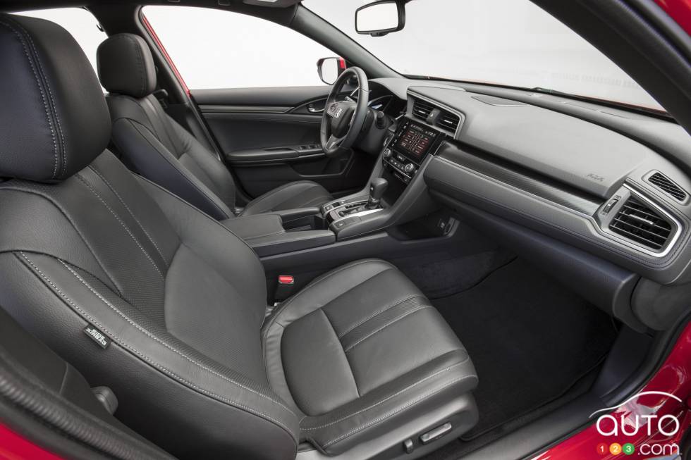 A Value Packed Sedan Photo 17 Of Auto123 Front Seats Of The Honda Civic Hatchback