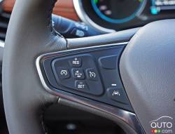 Commande pour le régulateur de vitesse sur le volant de la Chevrolet Malibu Hybride 2016