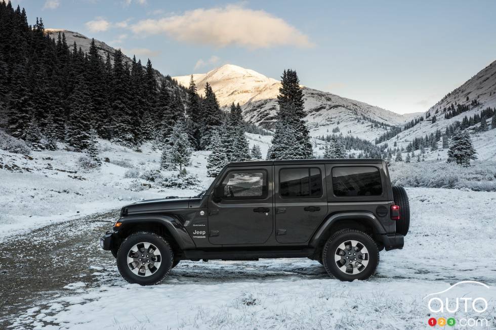 Vue de profil du Jeep Wrangler Sahara 2018