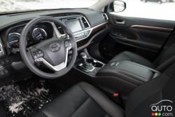 Habitacle du conducteur du Toyota Highlander Hybride 2016