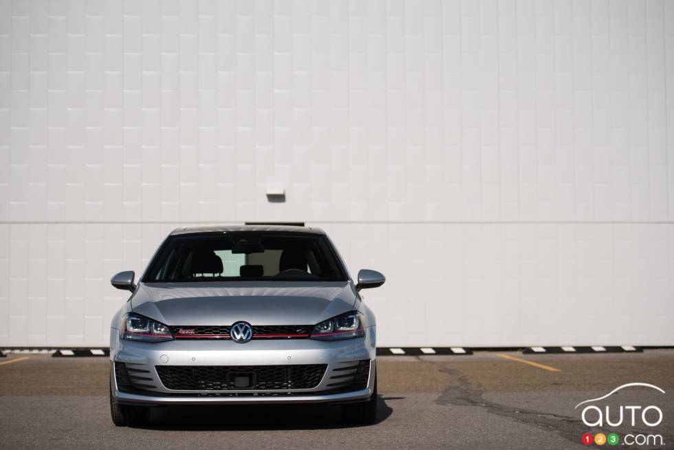 2016 Volkswagen Golf GTI front view