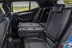 Rear bench seat with lowered part