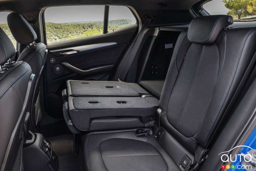 Rear bench seat with lowered part