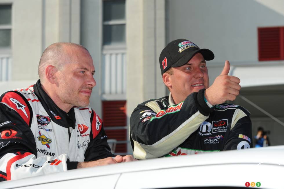 Jacques Villeneuve, Dodge Dealers of Quebec Dodge et D.J. Kennington, Castrol Edge/Mahindra Tractors Dodge pendant le tour de la victoire