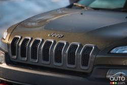 2016 Jeep Cherokee Trailhawk front grille