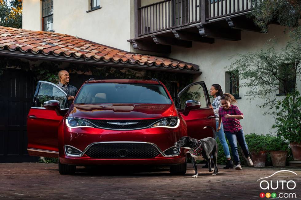 2017 Chrysler Pacifica front view