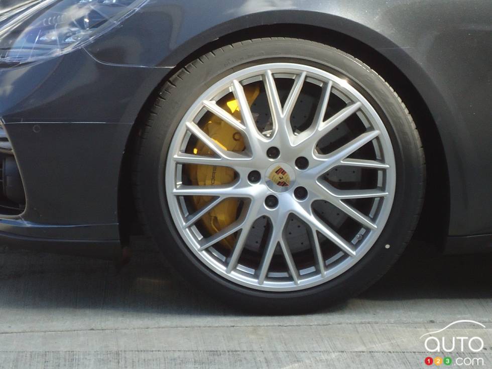 2017 Porsche Panamera Turbo wheel