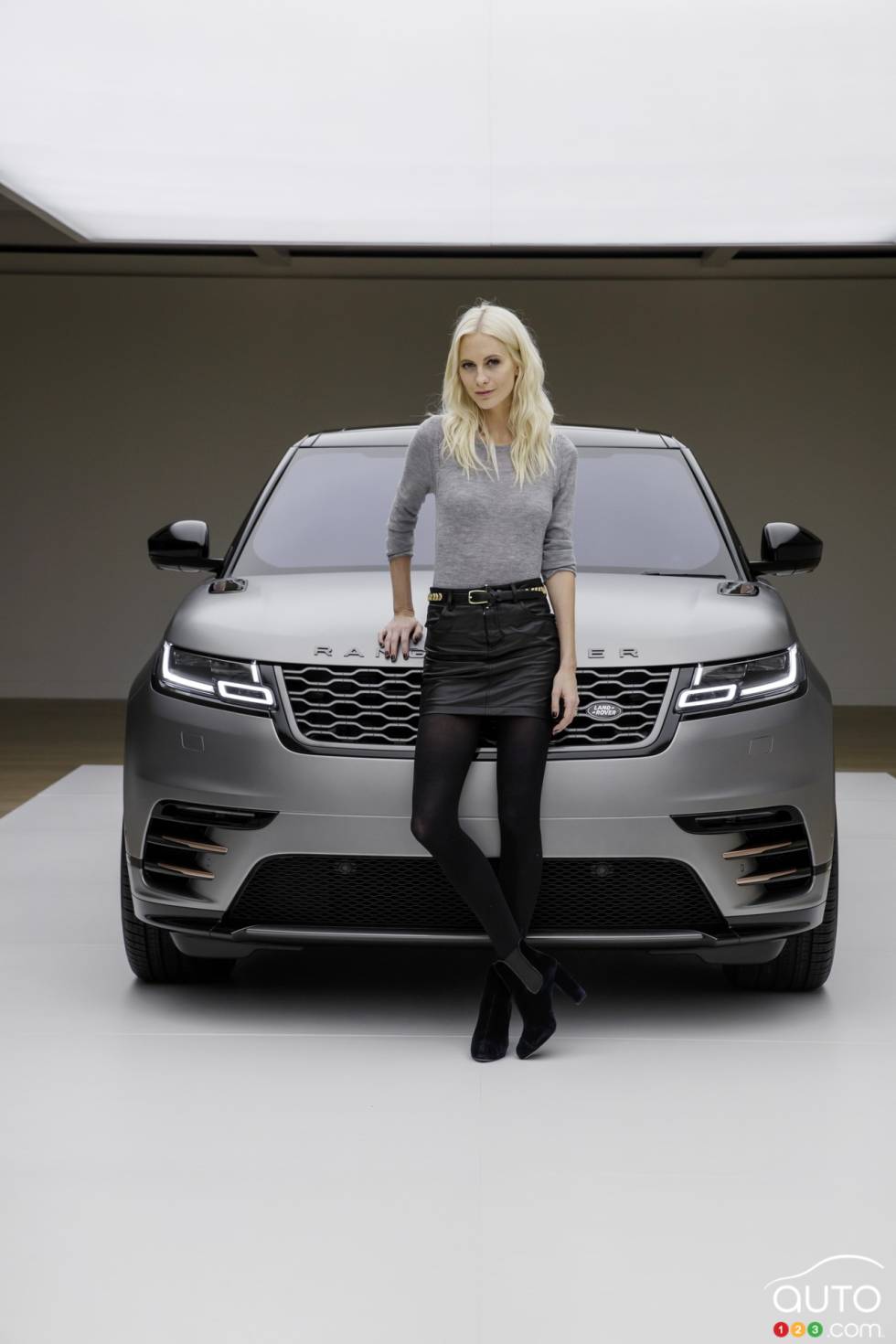 La mannequin et actrice Poppy Delevingne devant le Range Rover Velar lors du lancement au Design Museum à Londres.