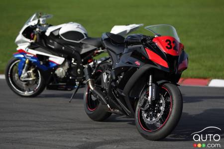 2011 BMW S1000RR vs 2011 Kawasaki ZX-10R ABS pictures