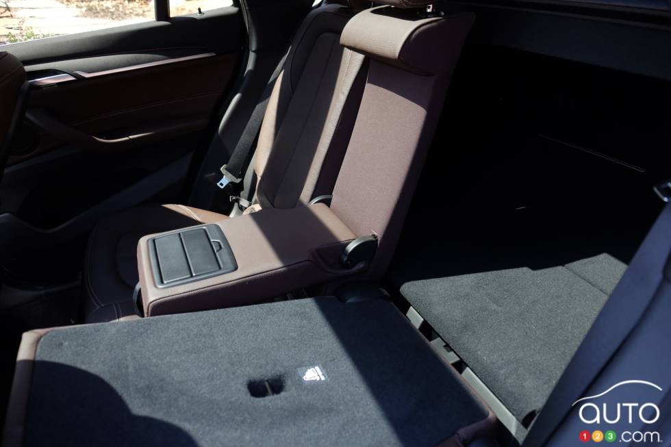 Folding rear bench seat
