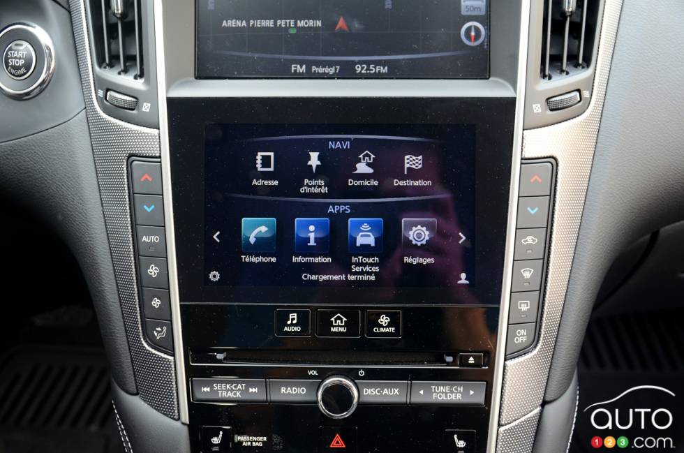 2016 Infiniti Q50 2.0T infotainement display